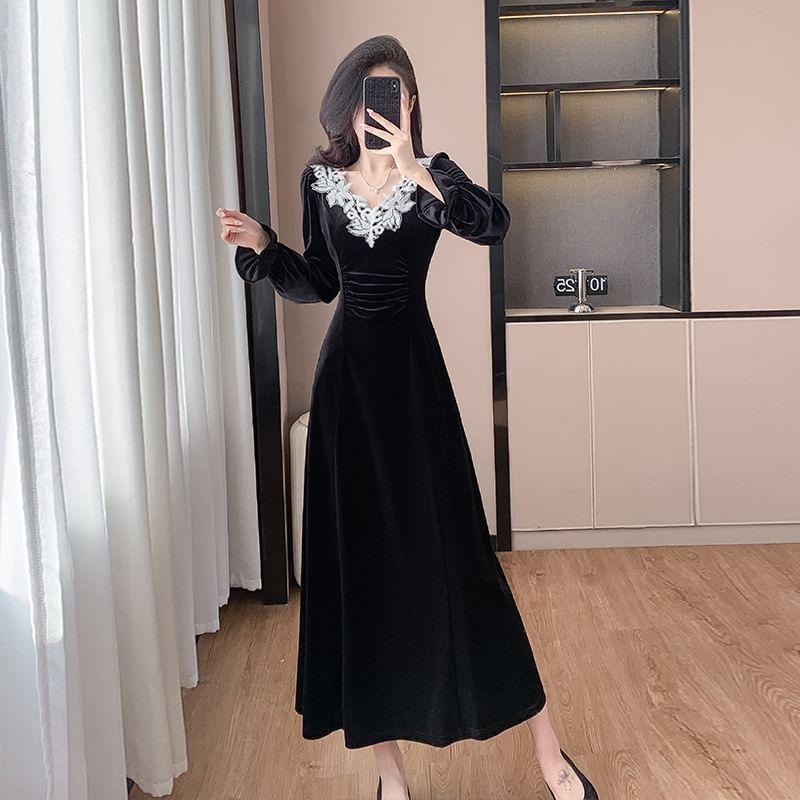 Puff-Sleeve V-Neck Lace Trim Midi A-Line Velvet Dress Product Image