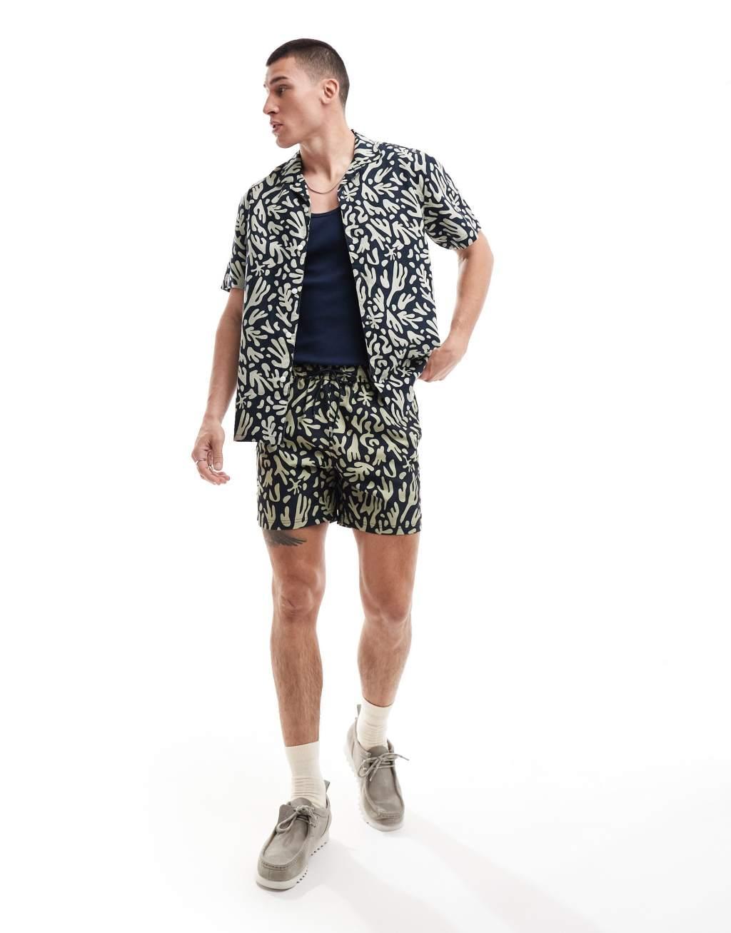 Farah printed shorts in navy Product Image