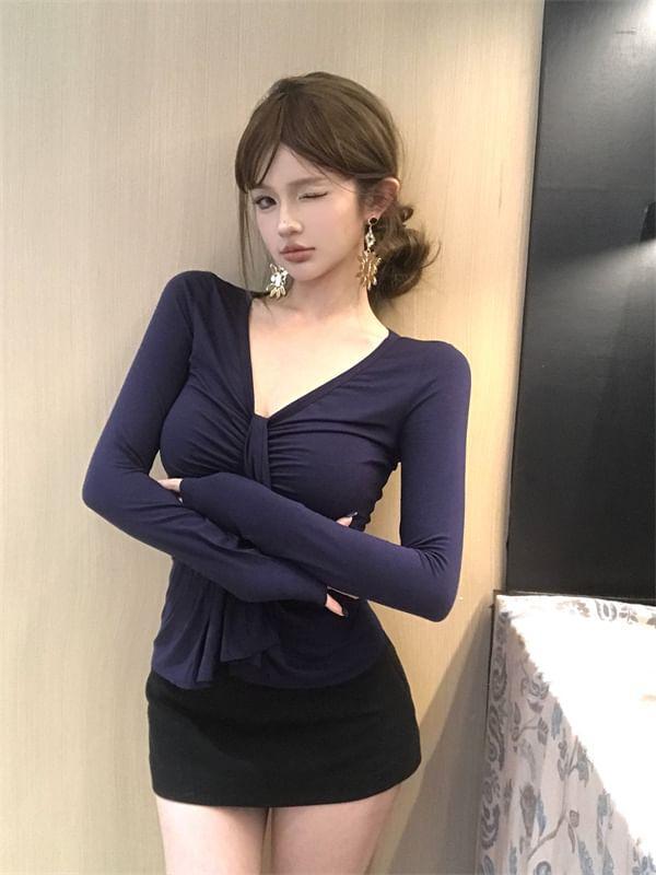 Long-Sleeve V-Neck Plain Ruched Slim Fit Tee Product Image