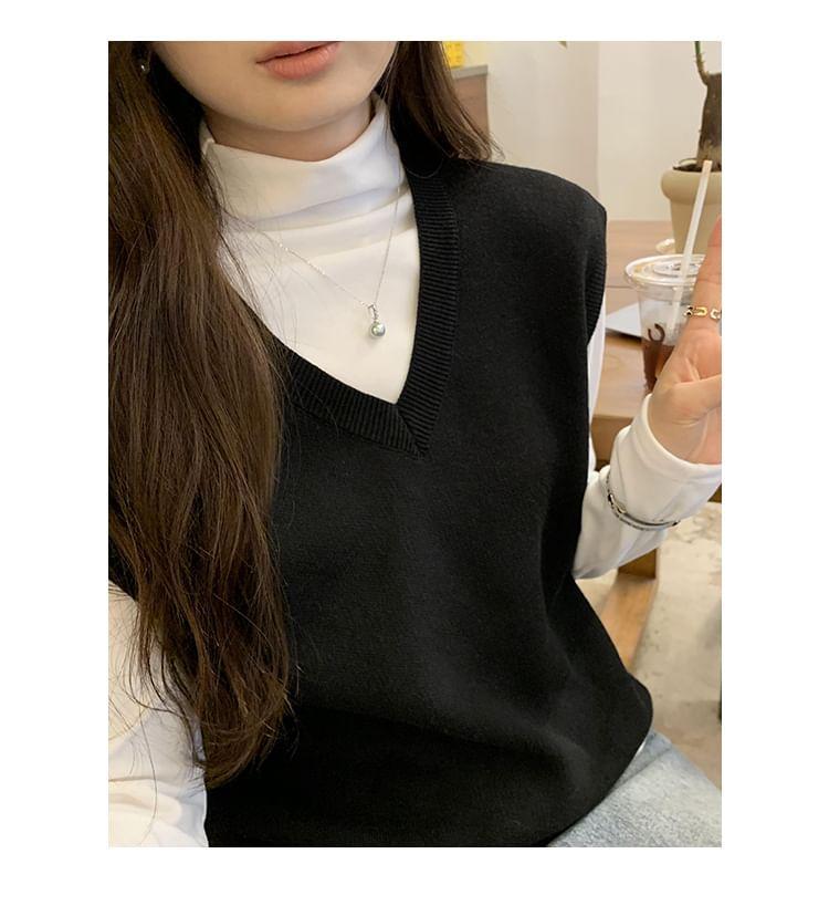 Long-Sleeve Mock Neck Plain Slim Fit T-Shirt product image