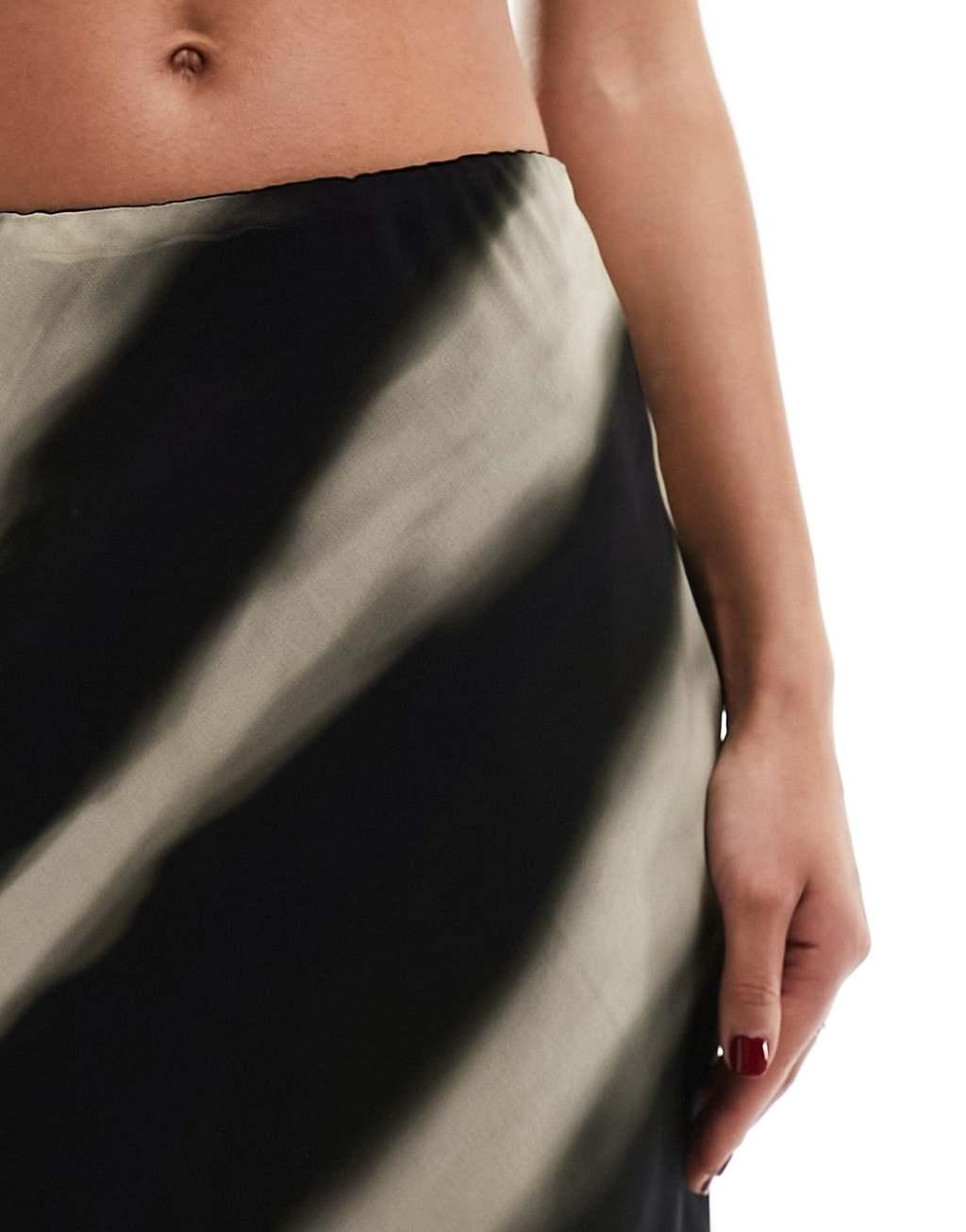 Mango printed midi skirt in black Product Image