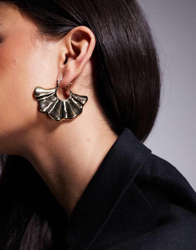 8 Other Reasons fan wave hoop earrings in gold resin and 18k gold plated Product Image