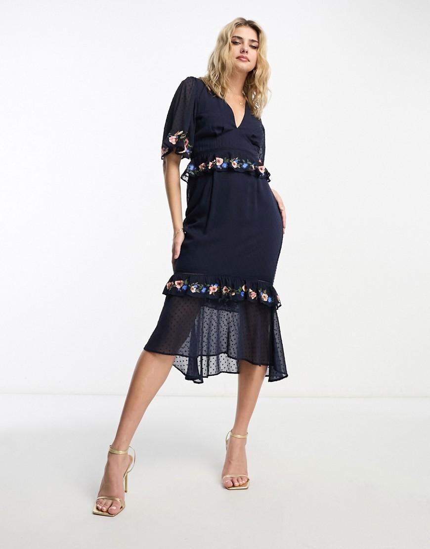 Hope & Ivy flutter sleeve embroidered hem midi dress Product Image