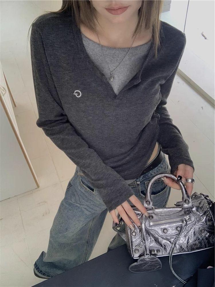 Long-Sleeve Crew Neck Mock Two-Piece Two Tone Ruched Slim Fit Tee Product Image