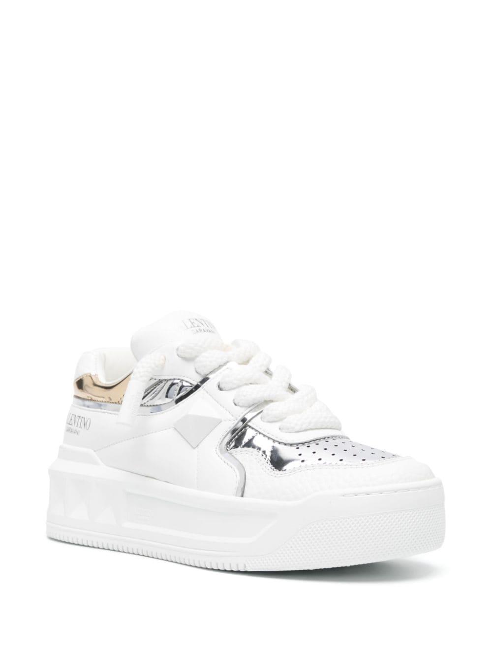 Sneakers In Bianco/argento/dark Platino Product Image