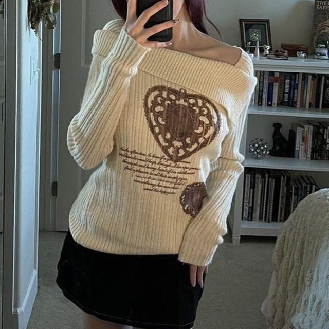 Long-Sleeve Asymmetrical Neck Heart Print Ribbed Knit Top Product Image