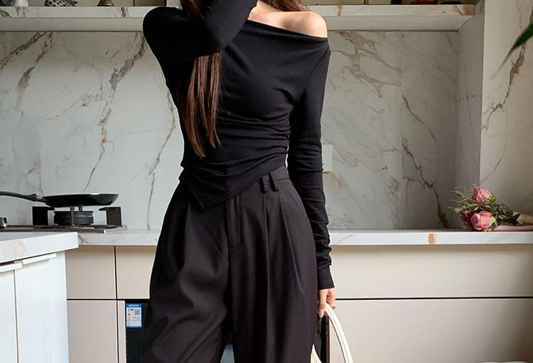 Long-Sleeve One-Shoulder Plain Asymmetrical Tee Product Image