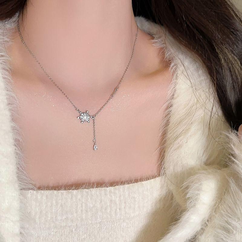 Snowflake Rhinestone Pendant Alloy Choker Product Image