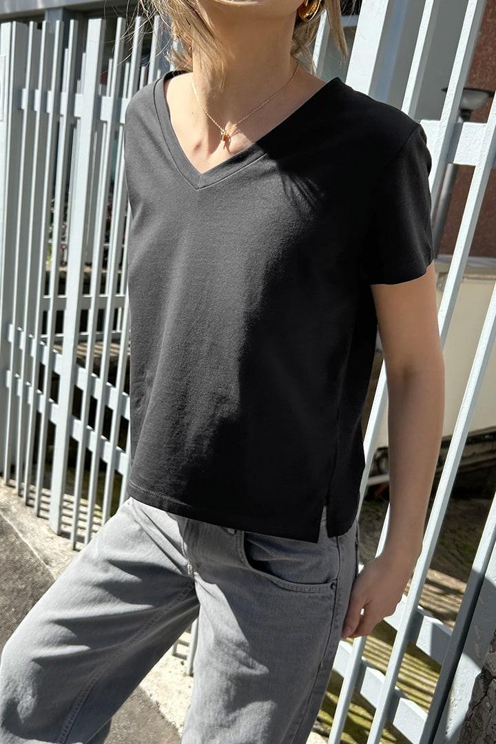 V-neck t-shirt Product Image