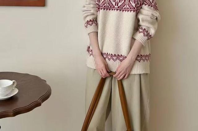 Round Neck Pattern Jacquard Sweater Product Image