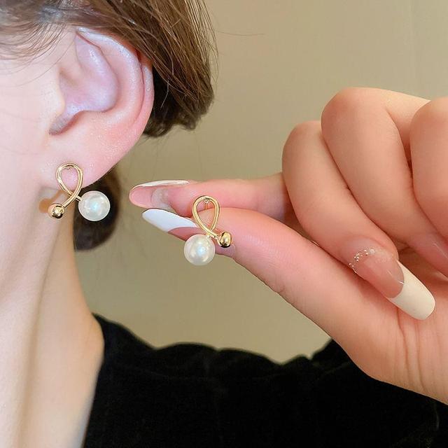 Faux Pearl Ear Stud Product Image