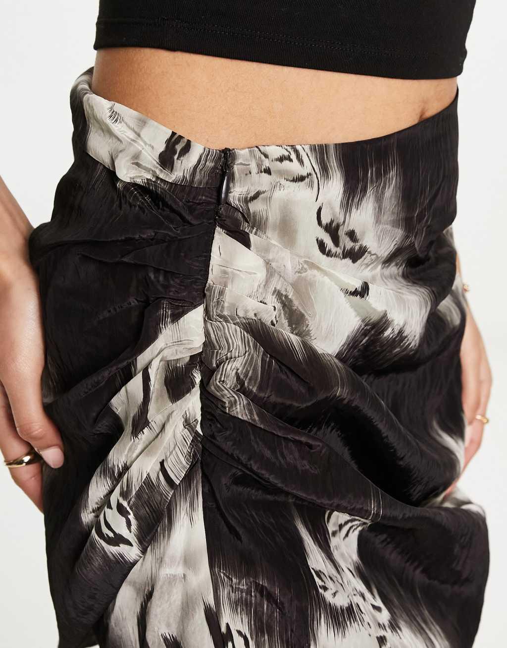 Urban Revivo printed satin slip midi skirt in black Product Image