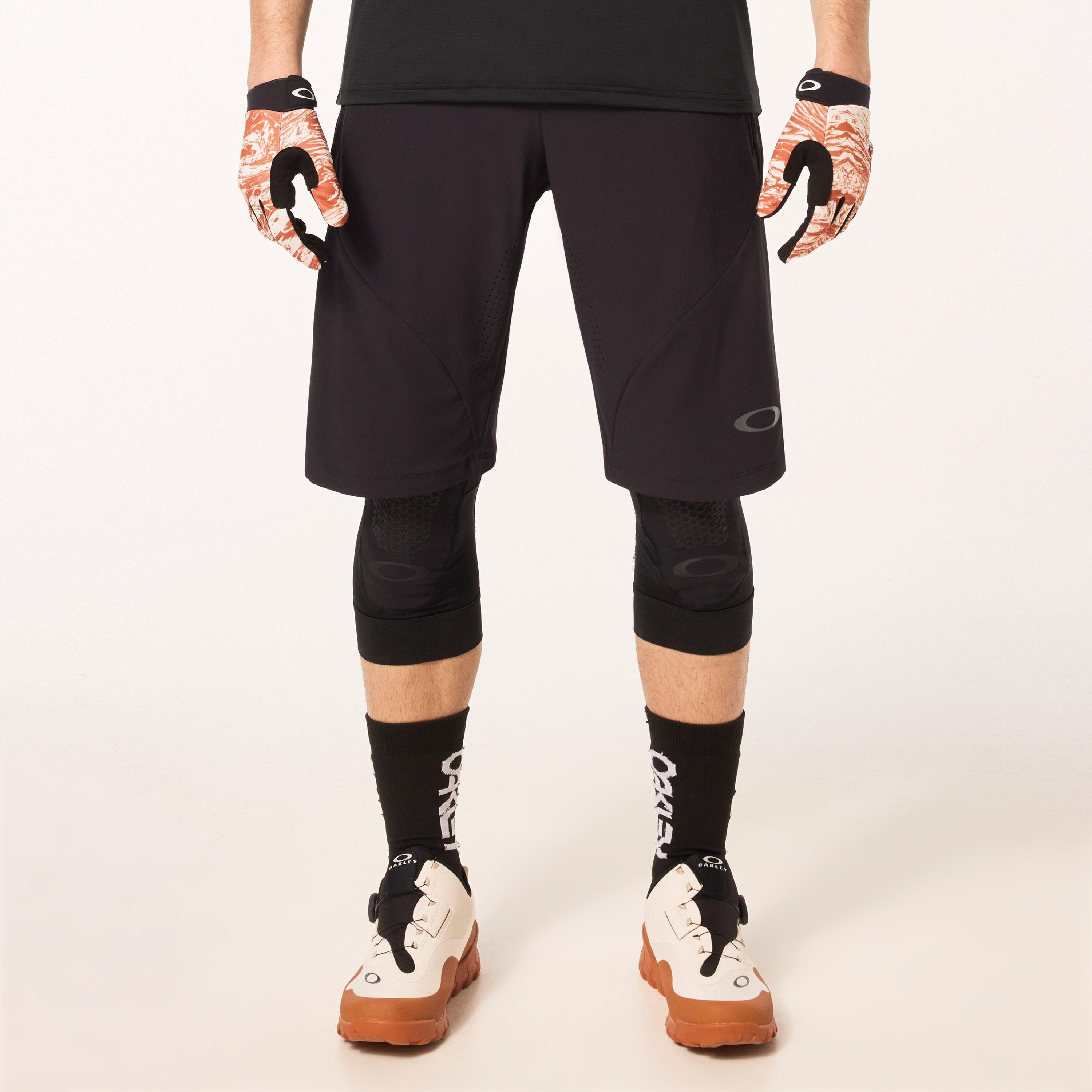 Oakley Seeker Airline Short - Blackout | Oakley® Product Image