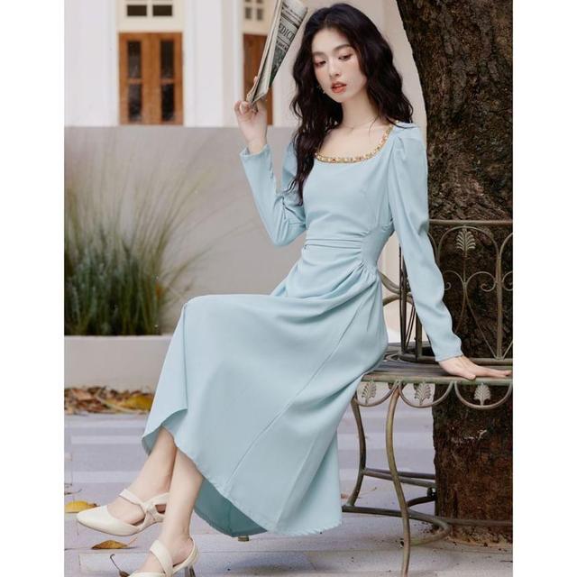 Long Sleeve Round Neck Contrast Trim Ruched Midi A-Line Dress Product Image