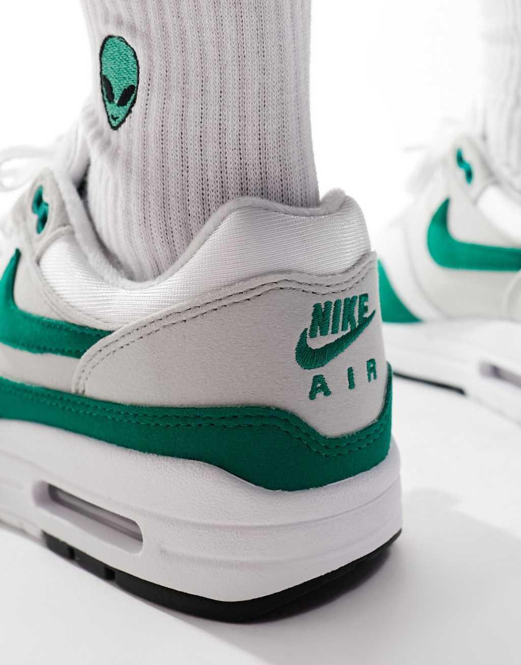 Nike Air Max 1 Sneakers in green Product Image