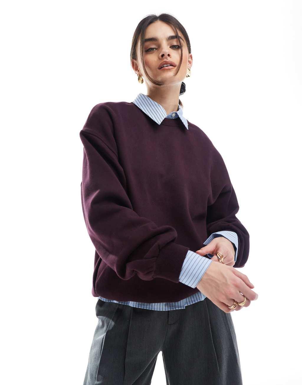 Bershka oversized sweatshirt in burgundy Product Image