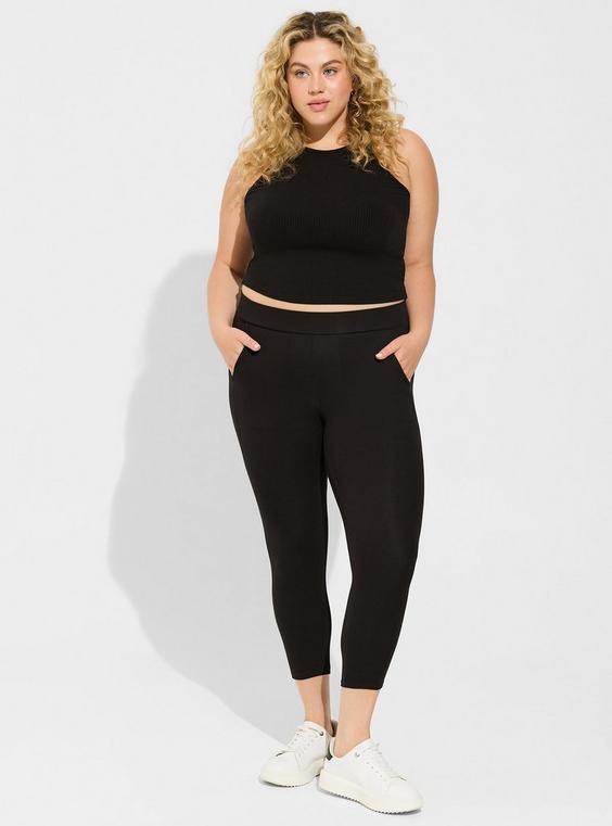 Crop Signature Waist Pocket Legging Product Image