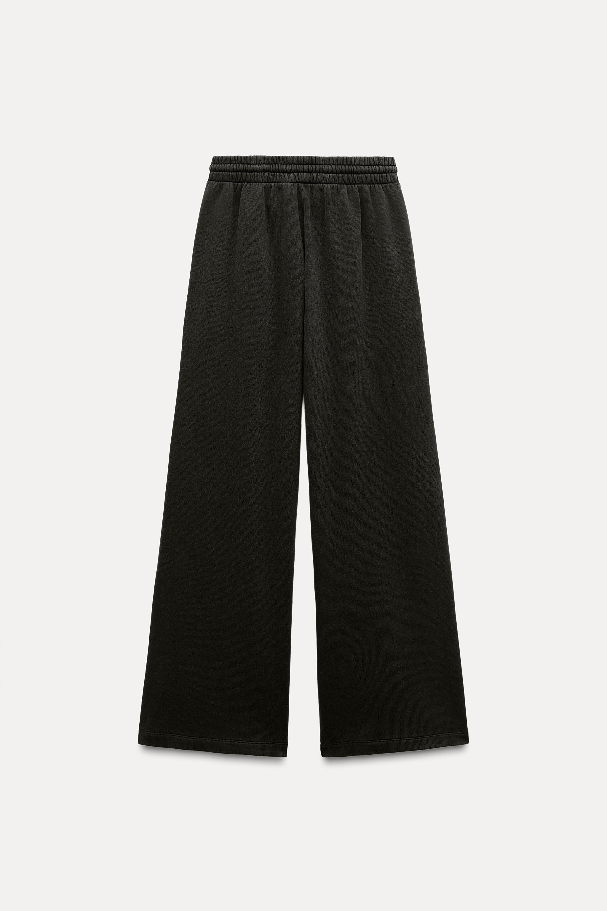 Pants made of a cotton blend. Mid waist and adjustable elastic drawstring waistband. Side pockets. Wide leg. Product Image