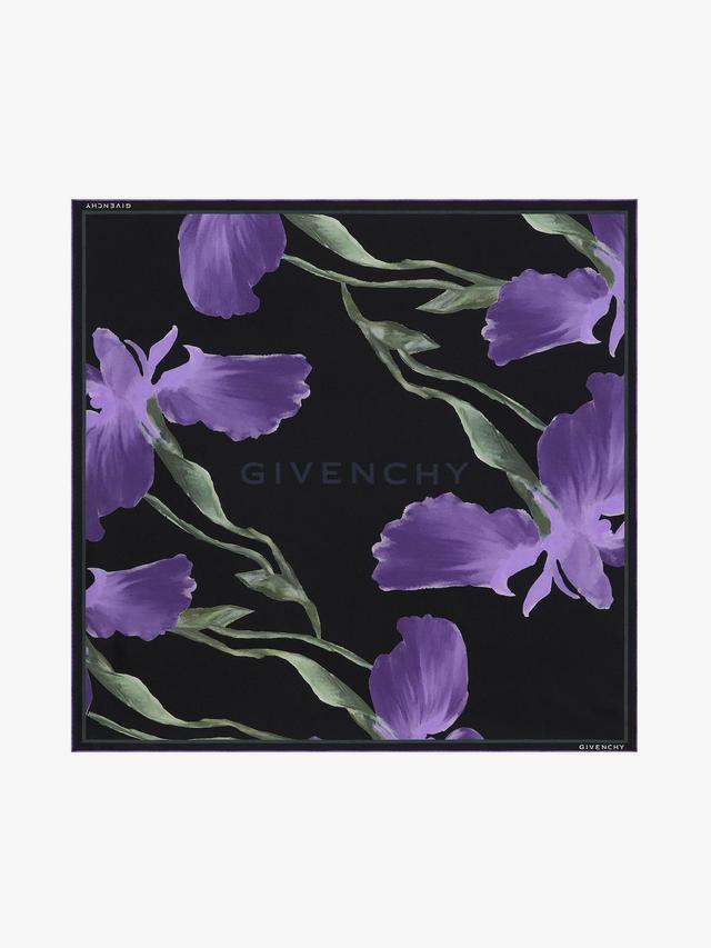 Square in silk with floral print Product Image