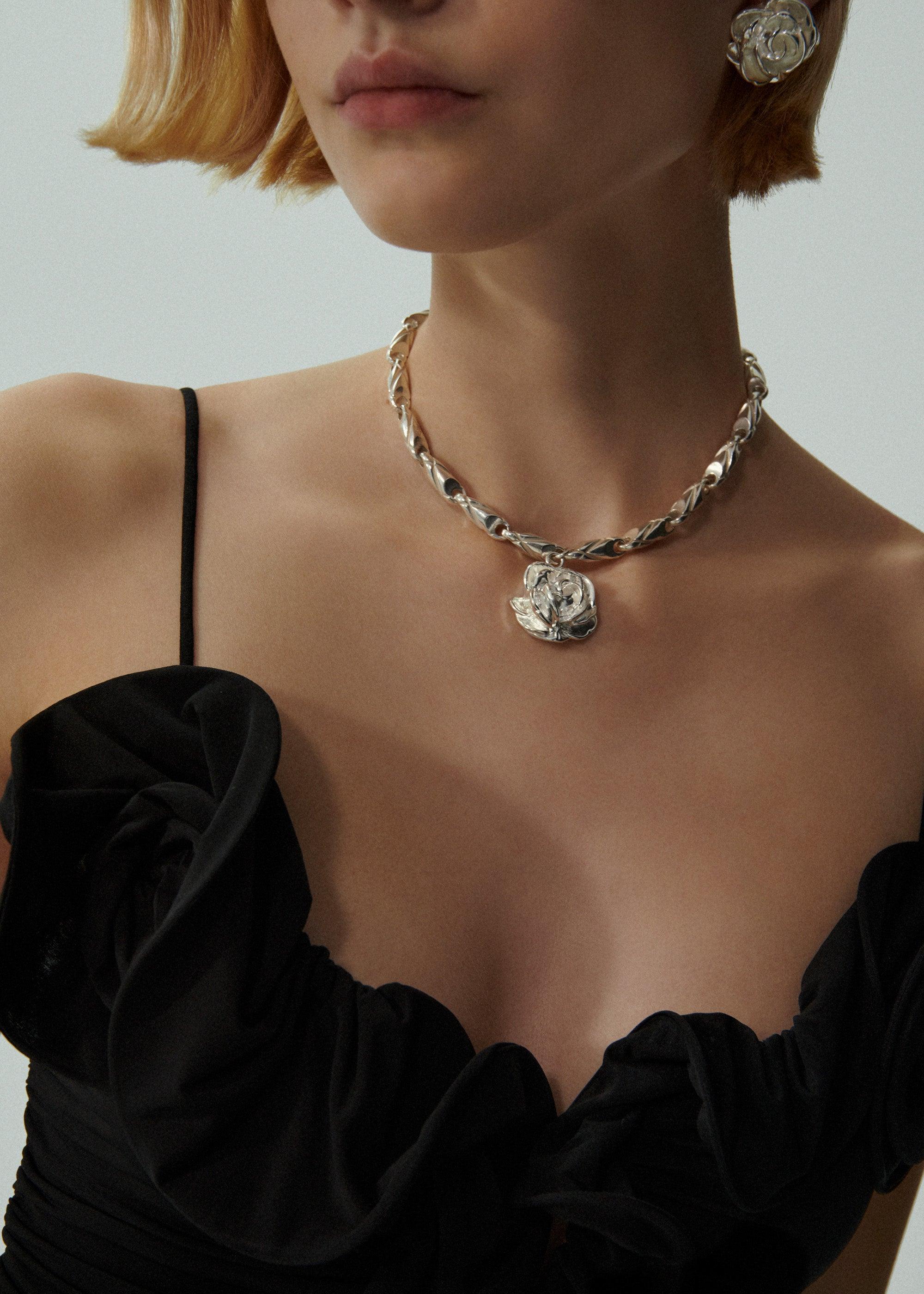 Rose necklace with embossed chain in silver Product Image