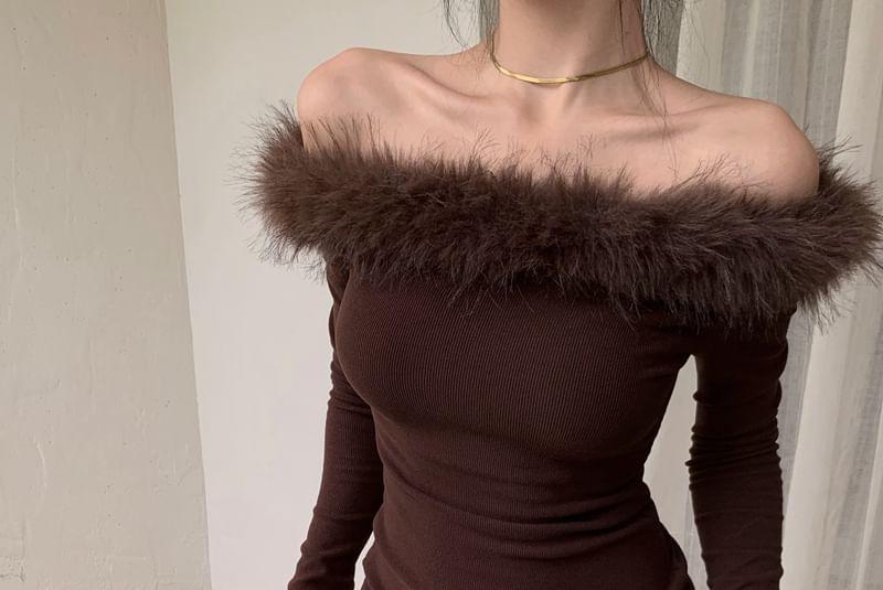 Fur-Trim Off-Shoulder Crop Tee Product Image