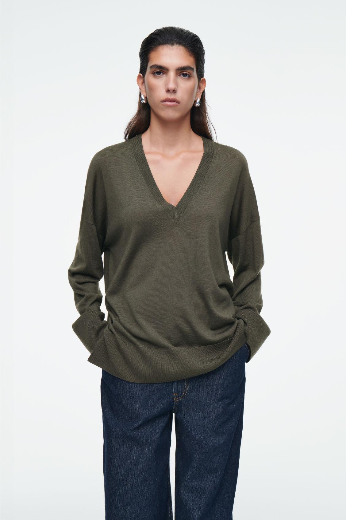 V-NECK MERINO WOOL SWEATER Product Image