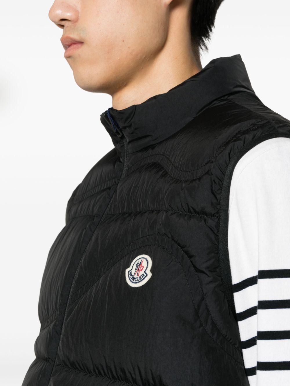 Logo-patch Padded Gilet In Schwarz Product Image