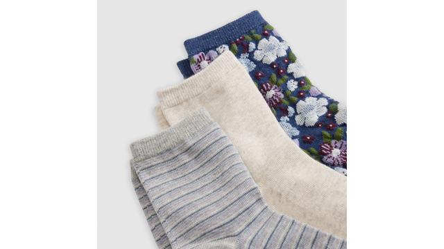 Textured Floral Crew Cut Socks Product Image