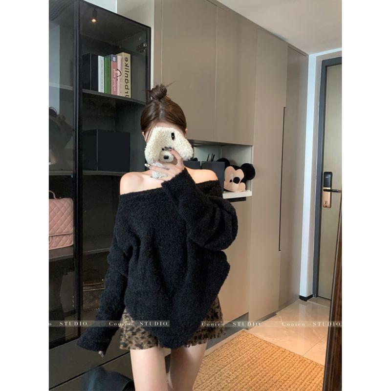 One-Shoulder Plain Sweater / Mid Rise Leopard Print Mini A-Line Skirt Product Image