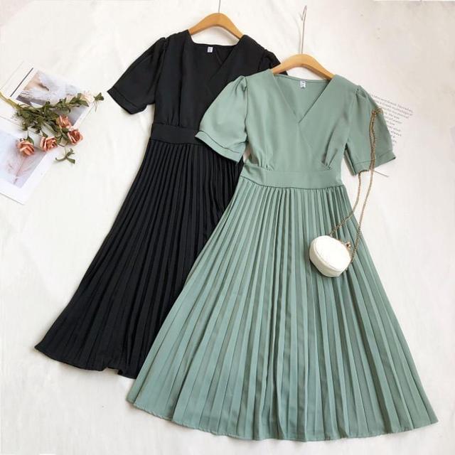 Short-Sleeve V-Neck Plain Pleated Hem Midi A-Line Dress Product Image