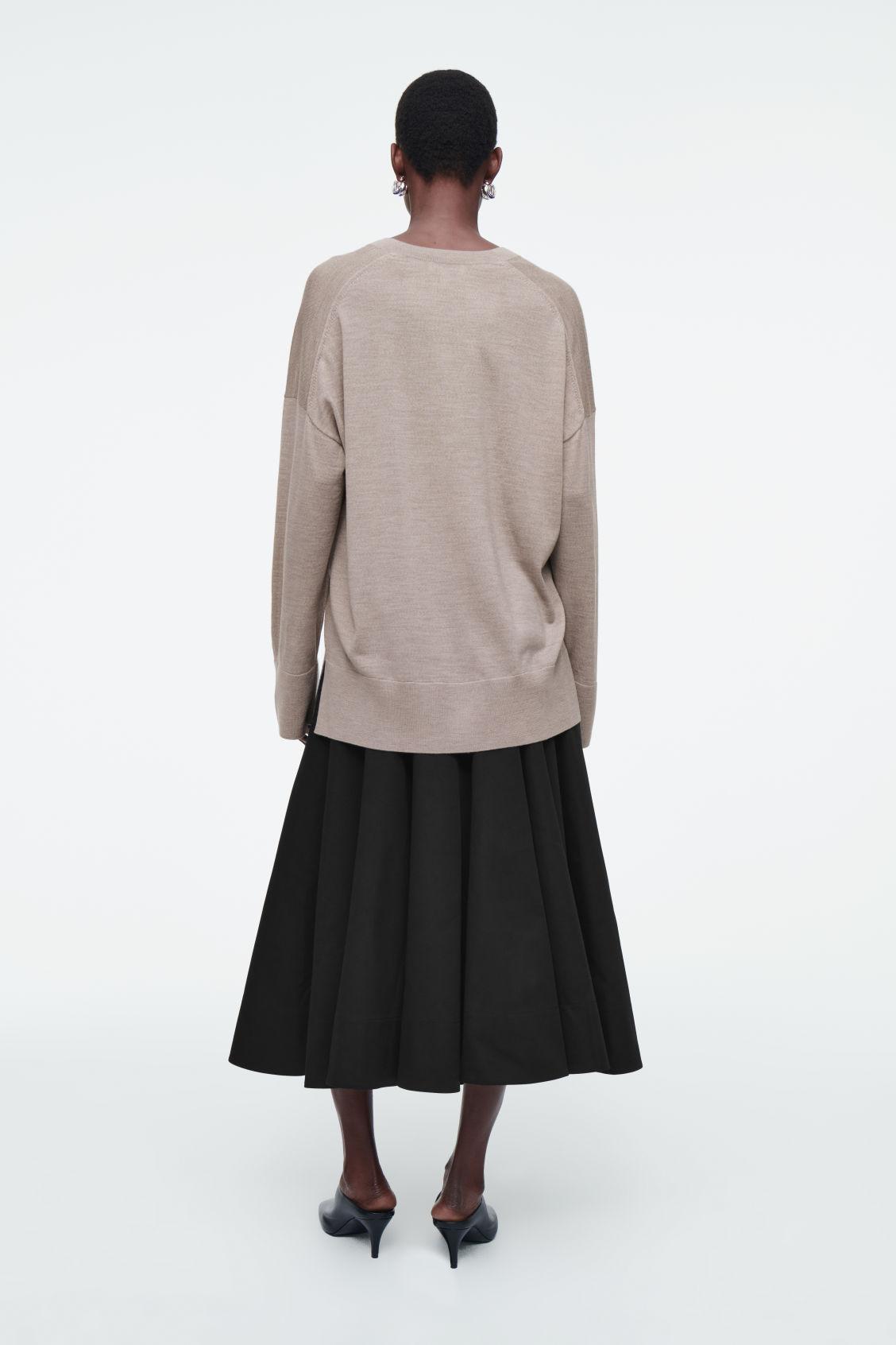 V-NECK MERINO WOOL JUMPER Product Image