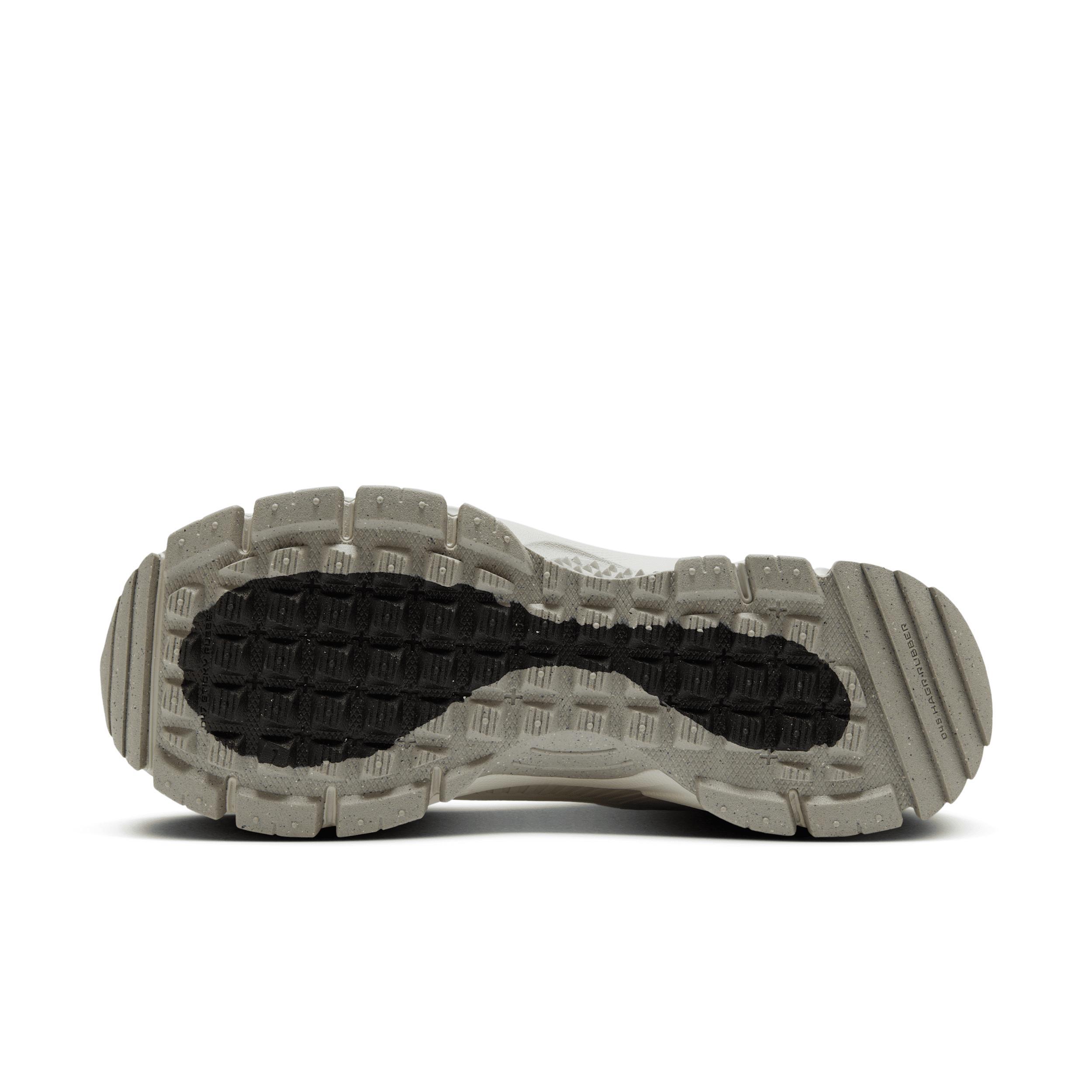 Nike Men's Zoom Vomero Roam Winterized Shoes Product Image