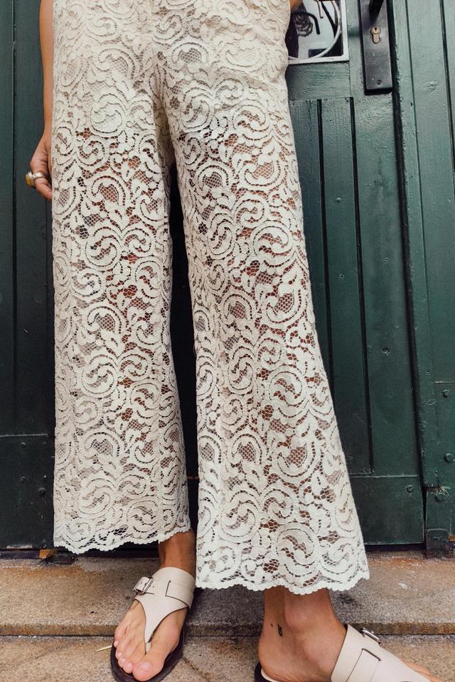 LACE DETAIL CROPPED PANTS Product Image