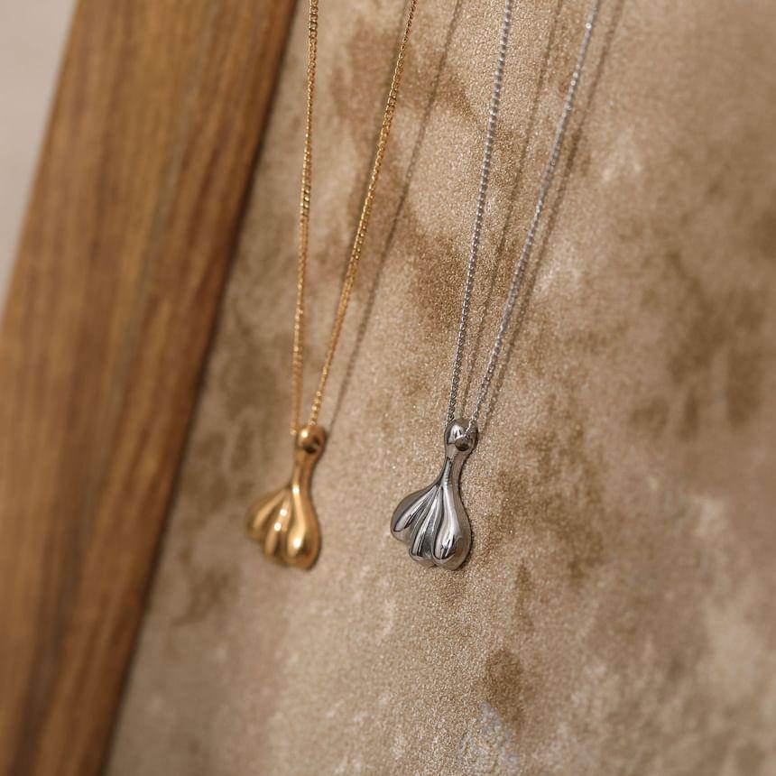 Teardrop Metallic Necklace Product Image