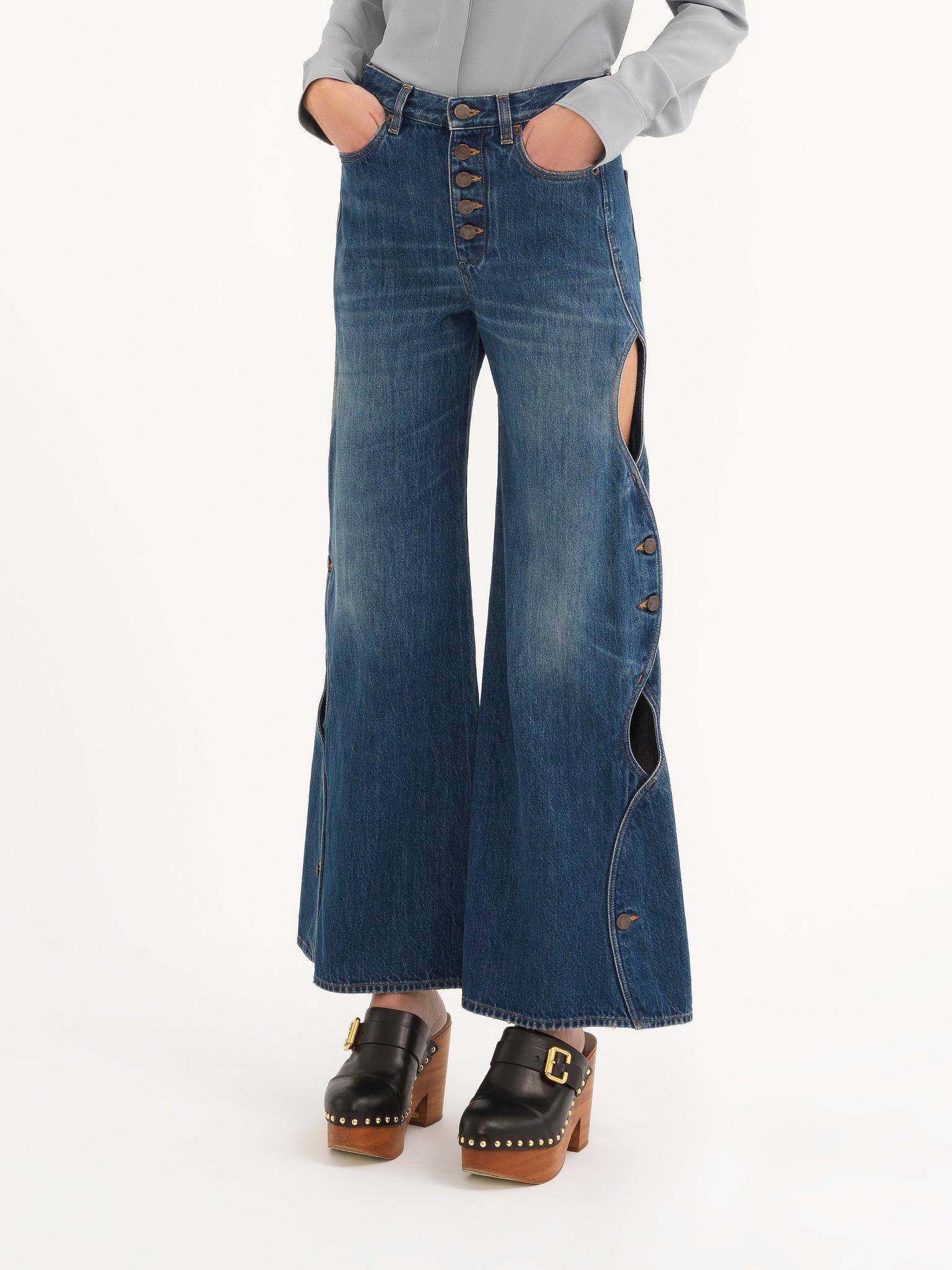 Cropped cut-out scallop jeans in denim Product Image