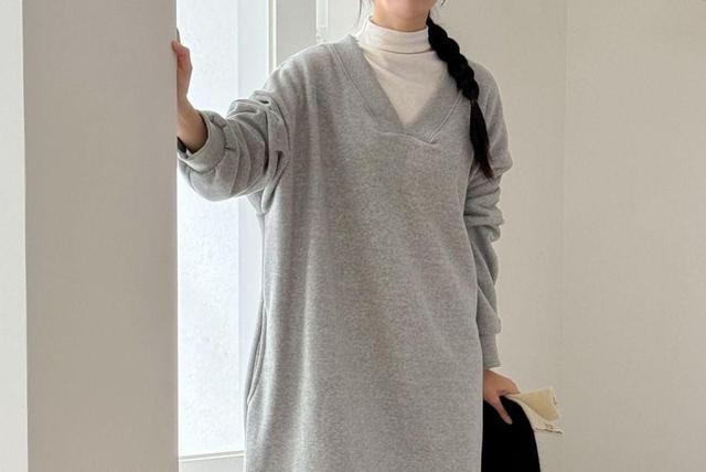 Long-Sleeve V-Neck Plain Loose-Fit Midi Dress Product Image