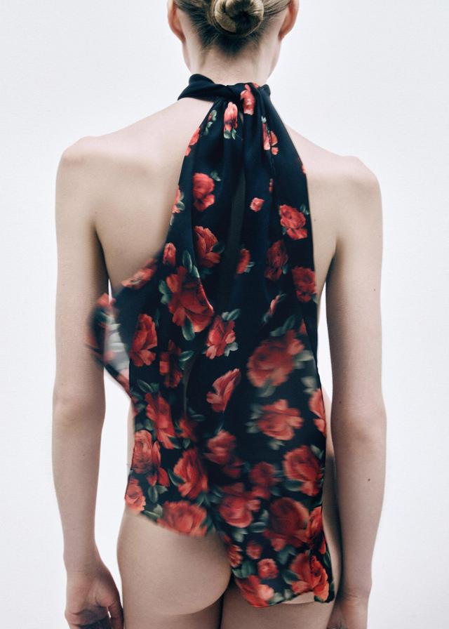 Rose-printed silk scarf in black Product Image