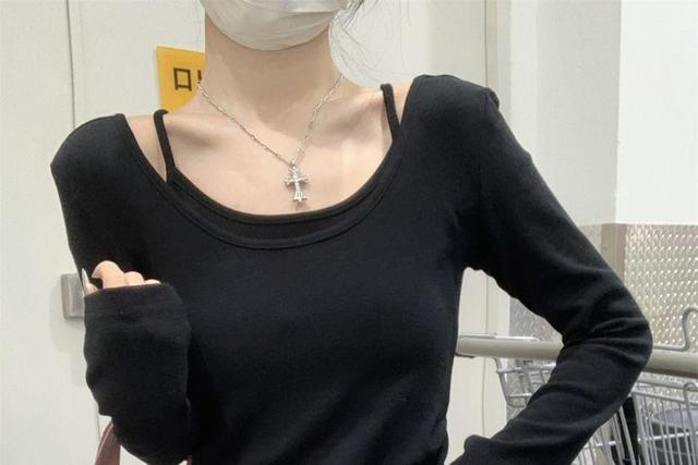 Long-Sleeve Scoop Neck Plain Mock Two-Piece Tee Product Image