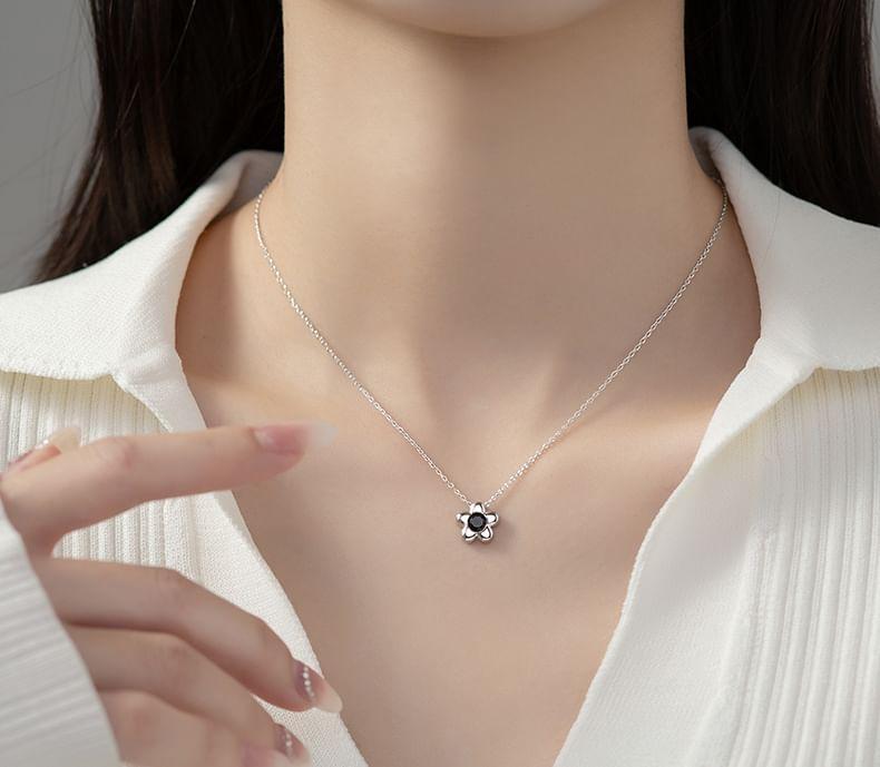 925 Sterling Silver Flower Pendant Necklace Product Image