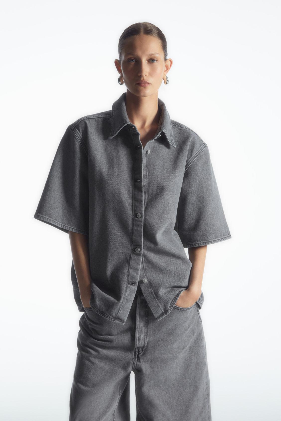 SHORT-SLEEVED DENIM SHIRT Product Image