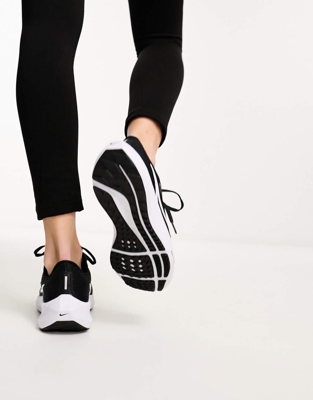 Nike Pegasus 40 sneakers in black and white Product Image