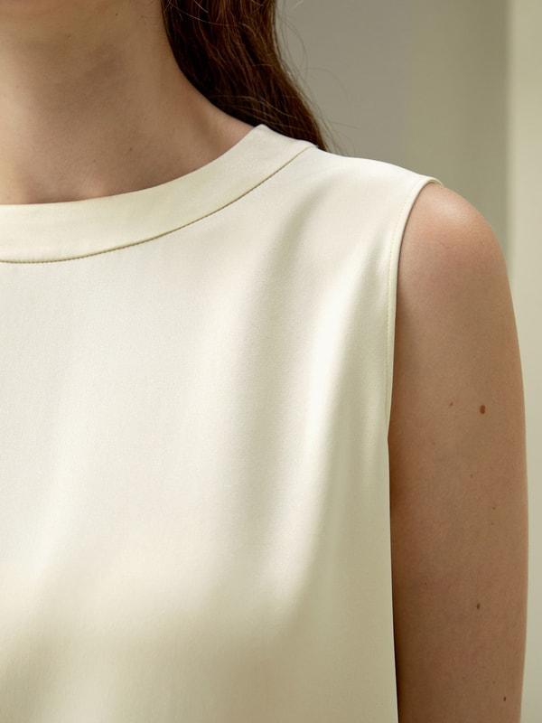 Sleeveless round neck silk top Product Image