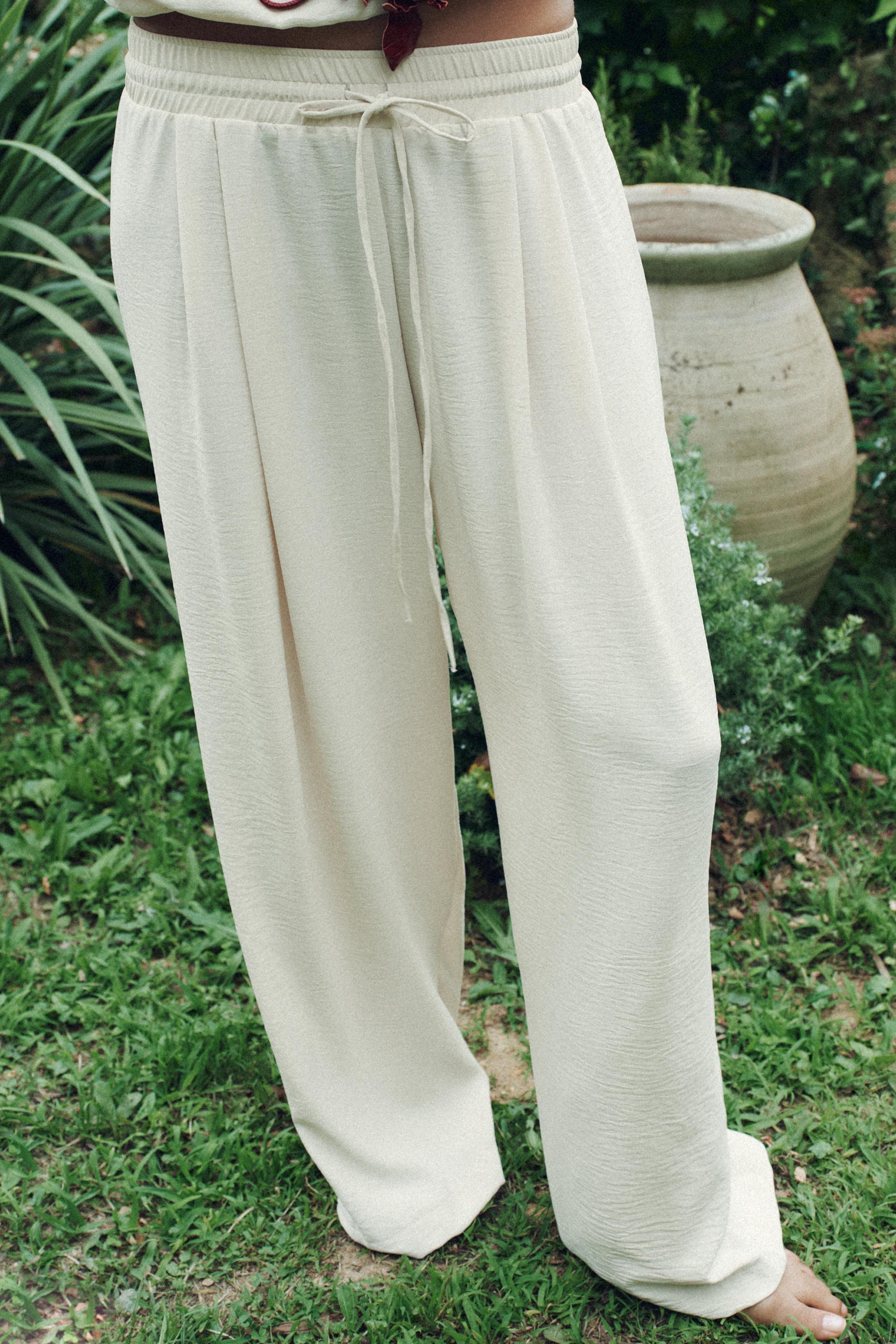 FLOWY PLEATED PANTS Product Image