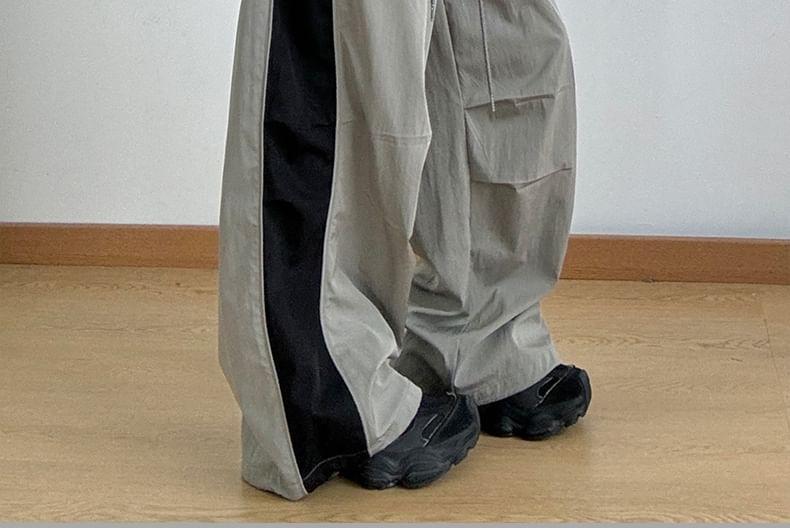 Low Waist Color-Block Loose-Fit Wide-Leg Sweatpants Product Image