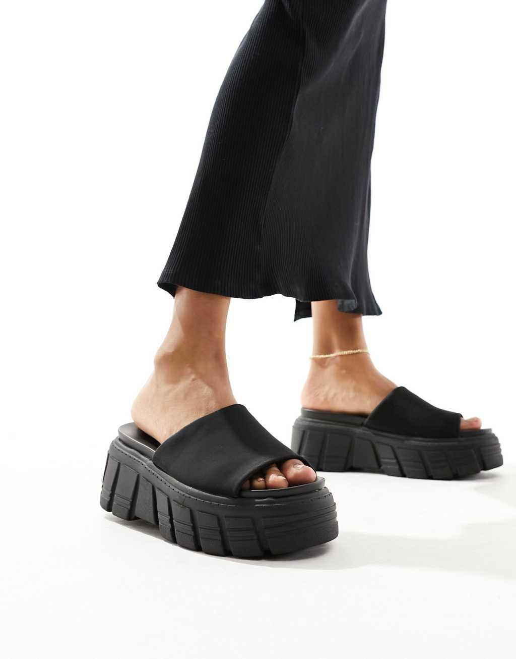 Stradivarius chunky flatform mules in black Product Image