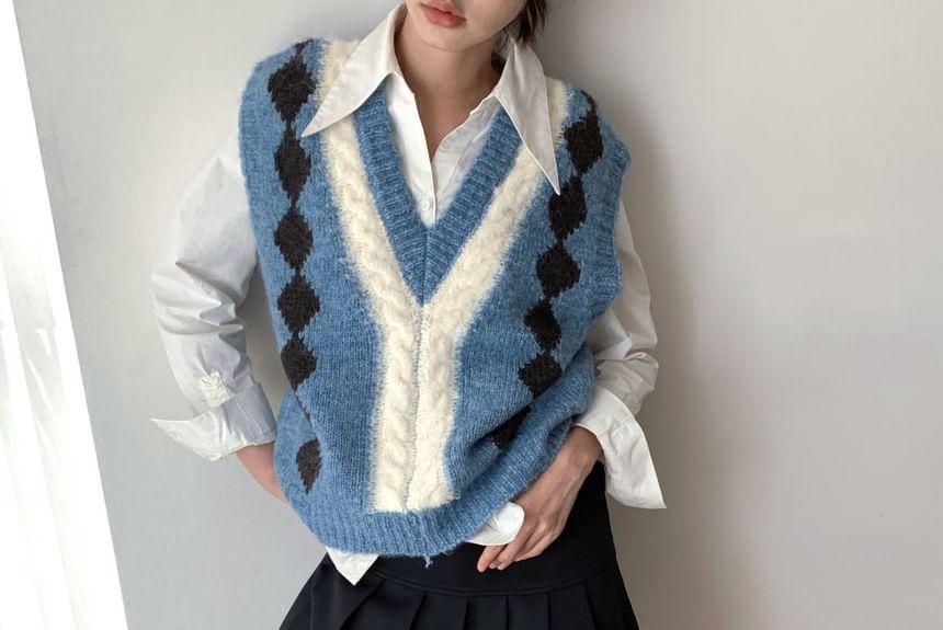 V-Neck Diamond Print Cable Knit Sweater Vest Product Image