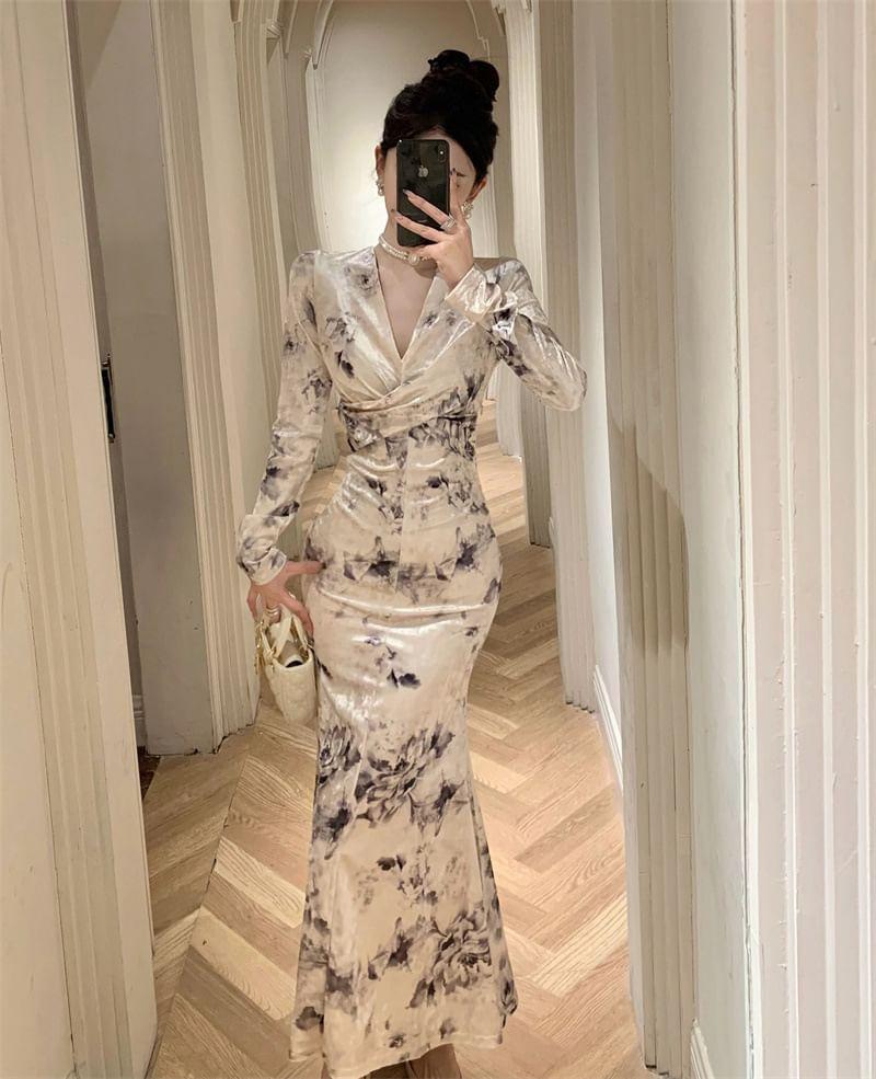 Long-Sleeve V-Neck Printed Shirred Midi Velvet Mermaid Dress Product Image