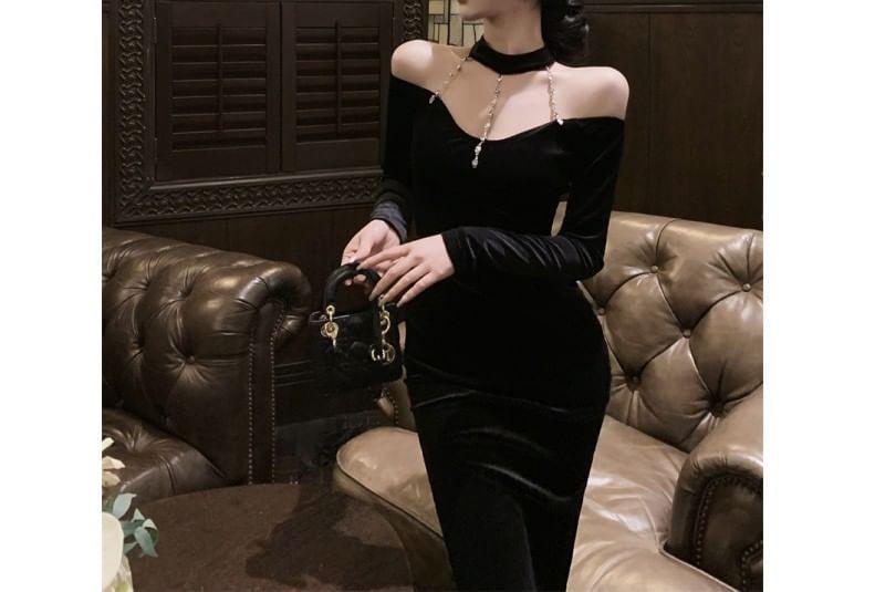 Long-Sleeve Halter Neck Cold Shoulder Plain Chained Velvet Midi Mermaid Dress Product Image