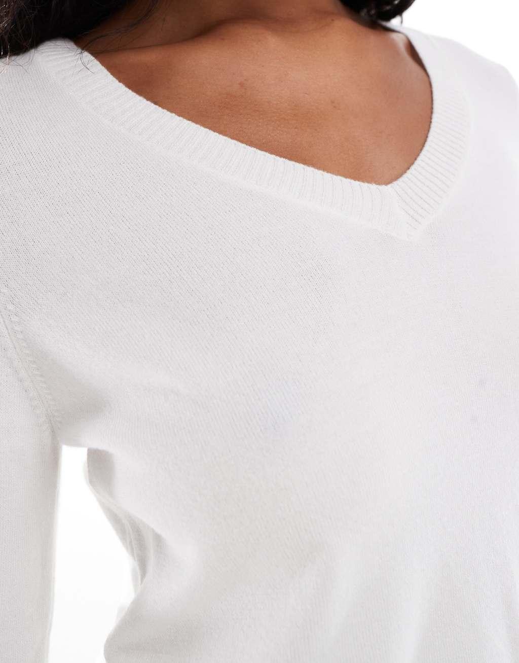 Stradivarius v neck sweater in cream Product Image