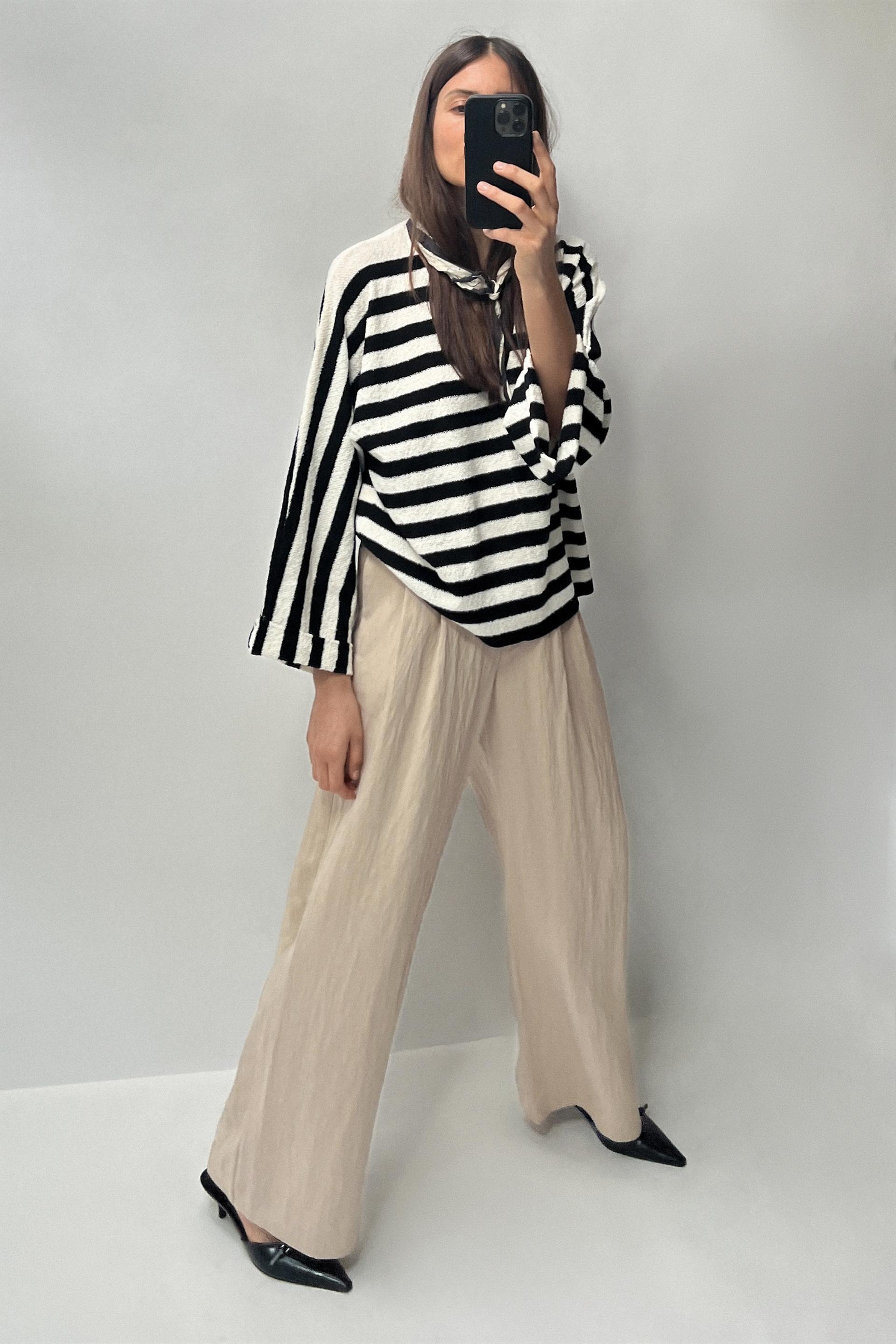 FLOWY PLEATED PANTS Product Image